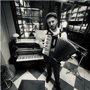 Piano y acordeon. Musico professional. Con mas de 500 conciertos y mas de 30 discos grabados con diferentes bandas